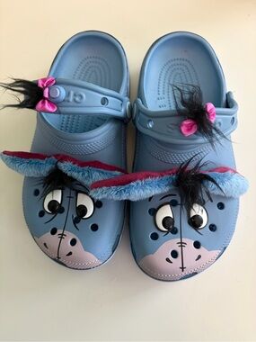 CROCS Eeyore Character Clogs in Light Blue with Pink Bows M 4 W 6